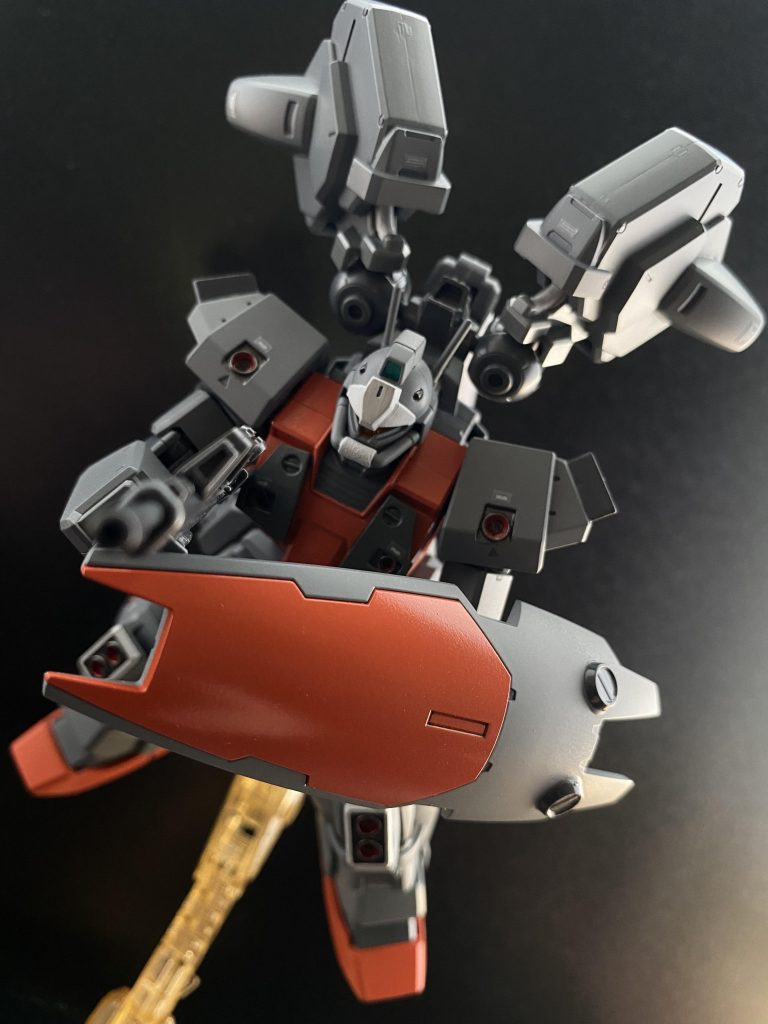 「ウラキ教官よろしいですか」 ランチタイムのコウとキースの所に、複数の女生徒達が声を掛ける。このMS訓練校に入ったばかり、キースの情報網によると、一際噂話の類が好きなグループなのだと言う。そのグループのリーダー格らしき少女(彼女達はハイスクールを卒業したばかりだ)は、言う。目をキラキラさせながら。「ウラキ教官は、敵エースパイロットと、一人の女性を奪いあった。って本当ですか?」 絶句…。隣を見れば、盛大に、飲んでいたコーヒーを吹いたキースがむせている。何も言えず、ひきつった笑いを浮かべる自分に、やつぎばやになげかけられる、様々な噂話に対する真偽。確かに、自分に対する様々な噂話があるのは知っている。まさかここまでのものになっているとは。隣のキースは笑いすぎたのか、腹を抱えてピクピクと不規則に震えている。 数分後、だんだんと集まってきた他の訓練生、なかには教官もいる。によって、「女性をめぐり、激しい銃撃戦ののち、殴り合いにまで発展した」と言うことなった。…本人のいる前で…。