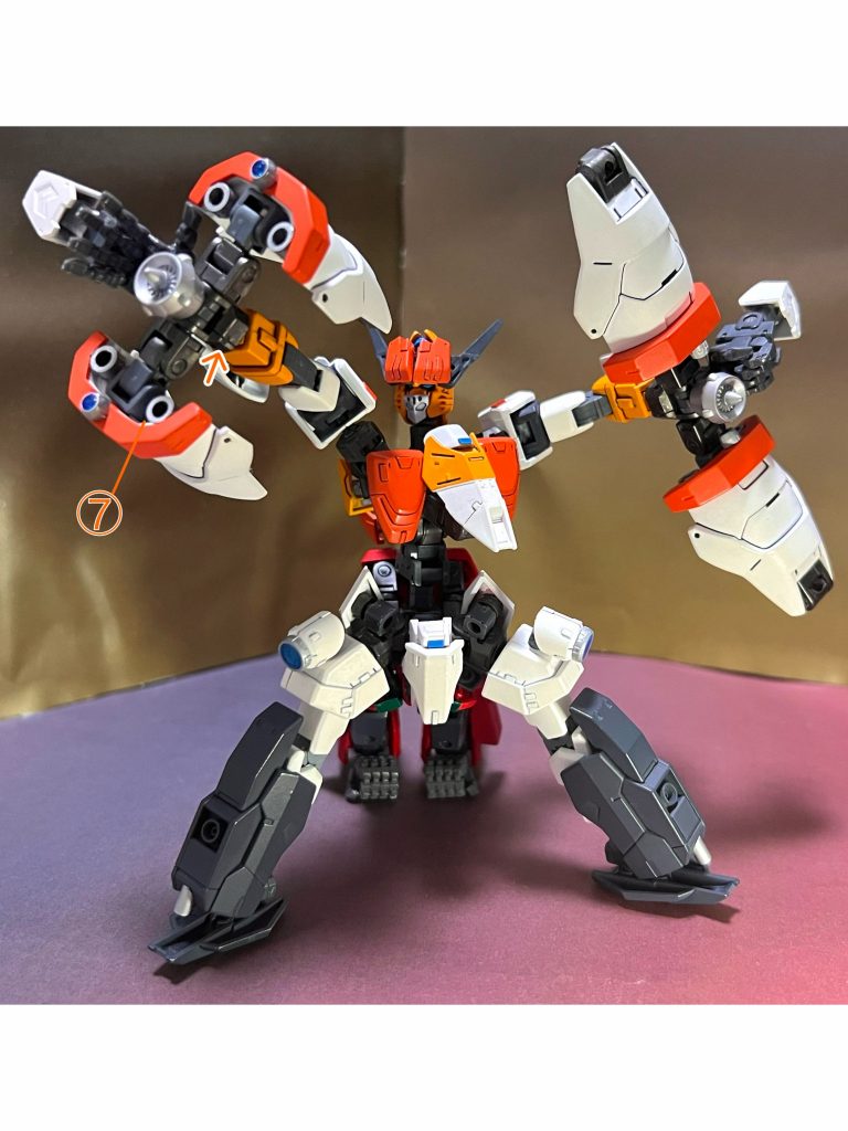 ⑦ガトリングストーム(差し替えなし)両腕に内蔵された機関砲。装甲を展開、6つの砲門が高速回転し光弾を連続射出する武装である。※矢印が指してある黒い部品の基部が回転することで、ガトリングとしての機能が働きます。