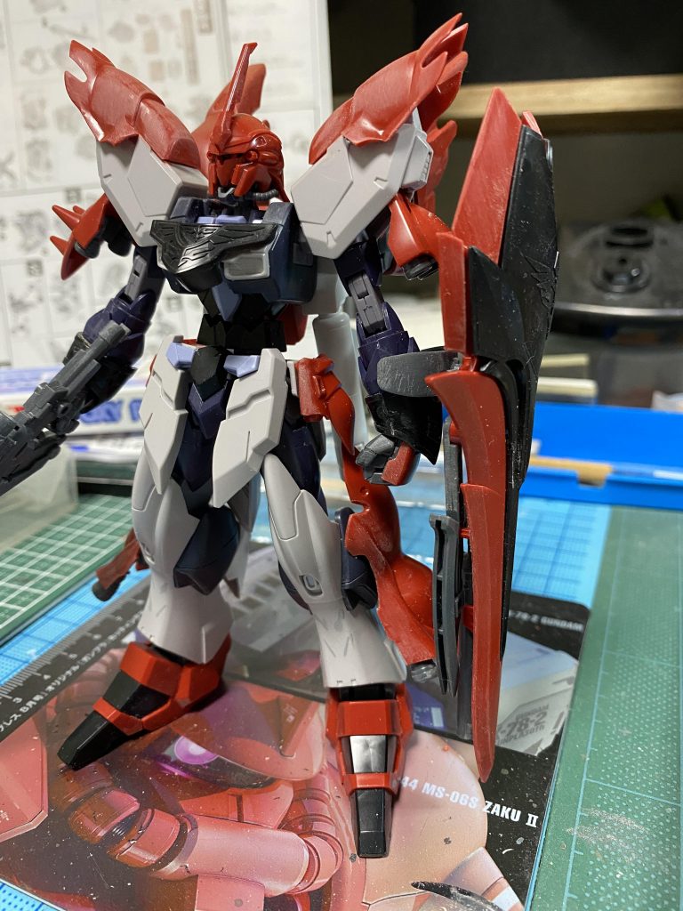 ようやく決まってきた状態!フェイクνユニットのディテールなどをパテ埋めしつつ、新たなディテールを追加!