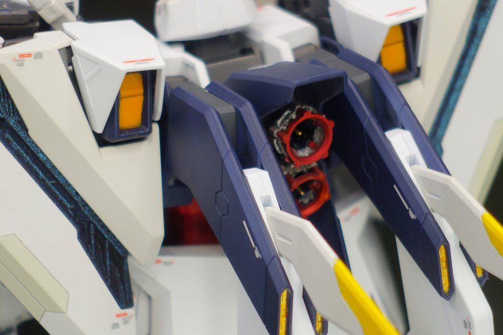 背中のバーニアはビルダーズパーツHD MSバーニア01 1/100のパーツに交換し、ICソケットの丸ピンを組み合わせました。ミノフスキーフライトのフレーム部分は見る角度で紫から青に変化するマジョーラカラーで怪しいシステムのイメージに仕上げました。