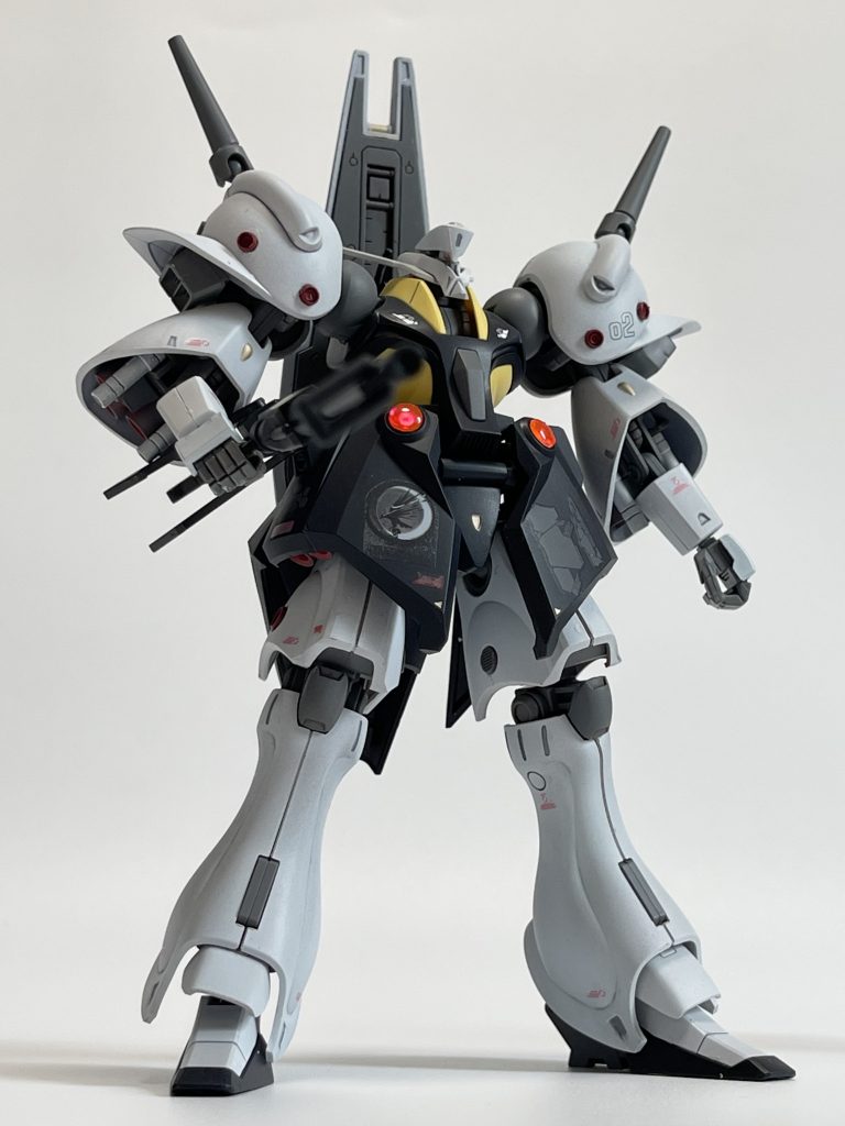 アオリ気味から。モノアイは頭が小さすぎて苦労しましたが一応可動を設けましたが、クリアランスがきつすぎてほぼ動きません…モノアイにガイドのメタルパーツを装着しているのが地味に存在感ありますね