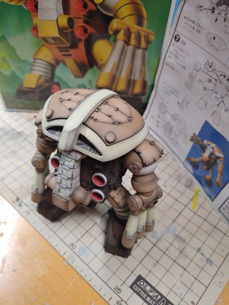 頭は段差を作り、立体的にしました。＋装甲板を貼りナット追加