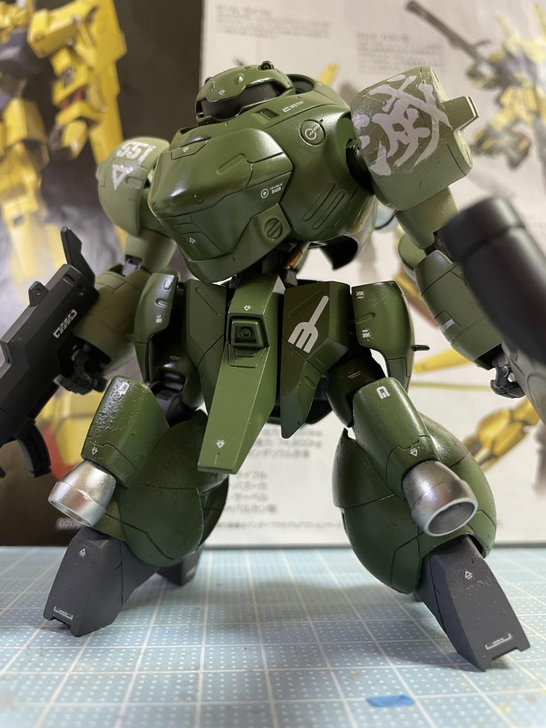 全塗装後にデカールを貼った状態。肩に漢字デカールの『滅』を貼り昌弘の気合いの表れを表面してみました。