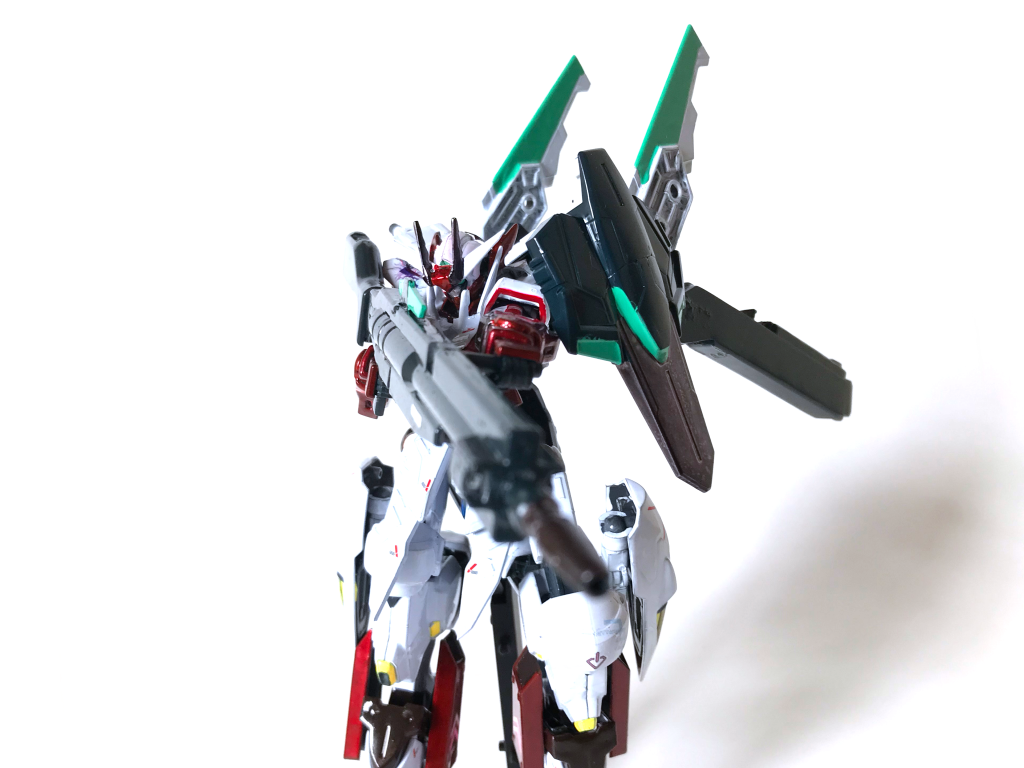 装備その1・GNロングビームライフル・GNセンサーシールド/マルチクレーン(本機専用装備)シールドとクレーンはこの2つでワンセット、さらにこれらと相性が良いのがこのライフルと後述の新装備。ライフルはセンサーシールドとの連携で索敵・照準機能の向上を、クレーンとの併用で射撃時の安定性向上を行い、またビームサーベルの形成も可能な「中長距離用武器をオールラウンドにさせた武器」になっている。