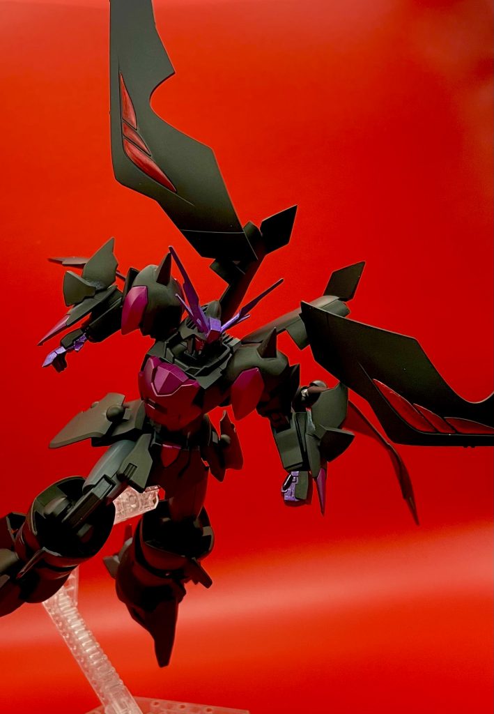 途中の制作過程のお話として、歴代のガンダムヴィランズの要素を取り入れたいと当初はあれこれてんこ盛りでした。ヴァサーゴのように腕が伸びて、ジ・Oの隠し腕があって、エピオンのヒートロッドを尻尾に付けて・・なんてやっていたら収拾が付かなくなってしまったのでまた振り出しに戻って「ギミックじゃなくて威圧感のある立ち姿を目指そう!」っと方向が定まってこうなりました😅 なかなかこの期間は苦しかったです💦