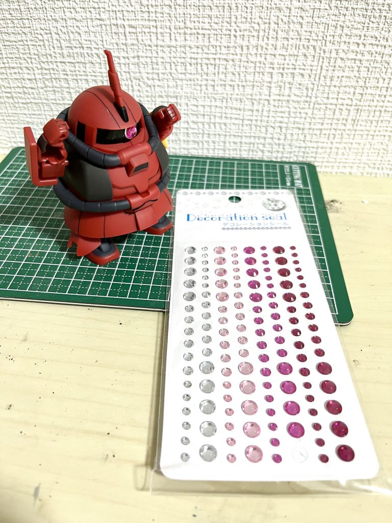 目がおっきく特徴的だったので100均のデコレーションシールを加工して接着！100均恐るべし！500円でどれ引いても外れないので一度引いてみてはいかがでしょう！おすすめです。