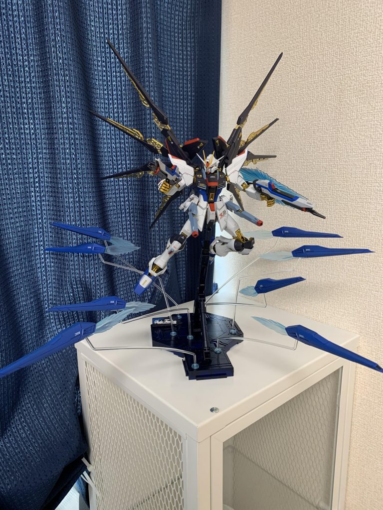 ドラグーンエフェクトdw。スラスターの赤や、肩のバーニア、ライフルはマスキングで塗り分けました。