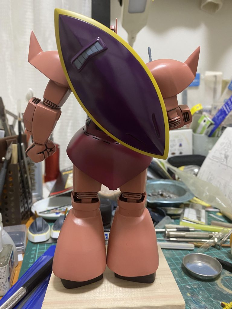 シールドの細部も設定に忠実に再現しました。