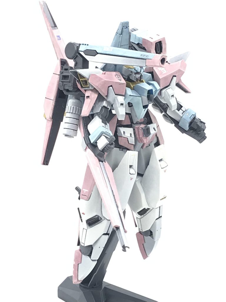 全体的にはバスターパーツ風にしています。アサルトバスターですね。デザインは一応AGEにありそうな感じを意識しながら、縦長六角なシルエットにしています。右手には物干し竿、肩にはビームキャノンと、拡散ビームポッドが付いています。