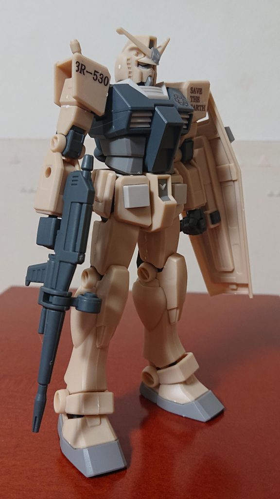 シールを貼った後でつや消しのトップコートを吹いてます。