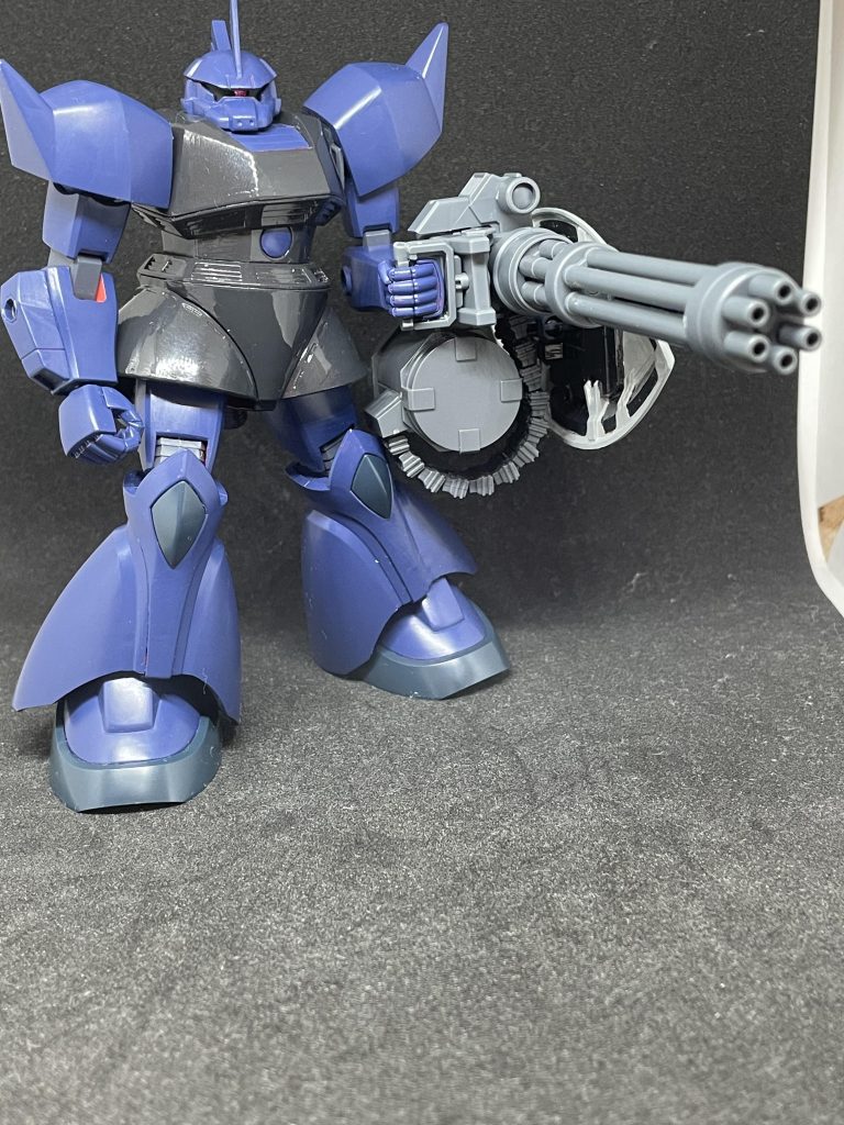 バックパックなし、もしくは高機動パック装備時の追加武装として、ガトリングシールドを製作。ジャイアントガトリング+コトブキウェポンユニット30 ベルトリンクを使用。当初はガトリング単体で取付を考えていましたが、シールドに取り付けたナギナタホルダーが余りにも良い位置で‥‥。