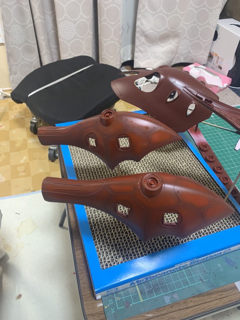 水性ホビーカラーのグレーサフ→ココアブラウン→レッド