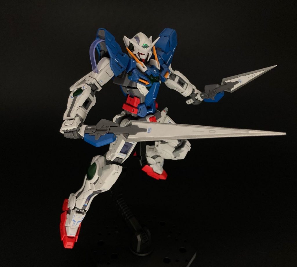 GNロングブレードとGNショートブレードを装備させたポージングです！こちらもGNソード同様に刃の部分を塗装しています。