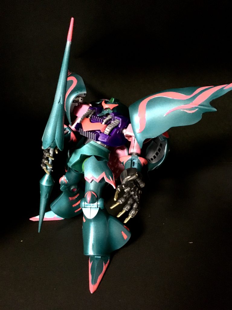 緑とピンクのコントラストが毒々しいですね〜。だが・・それがパピヨン。それにしてもガンプラ臭がだいぶ薄いです。オーラバトラーの方が近いかな？スタイリッシュにしたくて羽はバリバリ削っちゃいました。