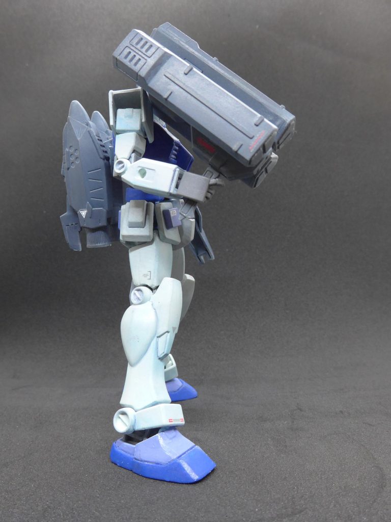 以下、補足です。ミサイルランチャーは旧HGジムスナイパーから流用です。バックパックはビルダーズパーツそのままで行こうとしたんですけれども、タレビン小の蓋がバーニア部分にしっくり来たので、これにしました。