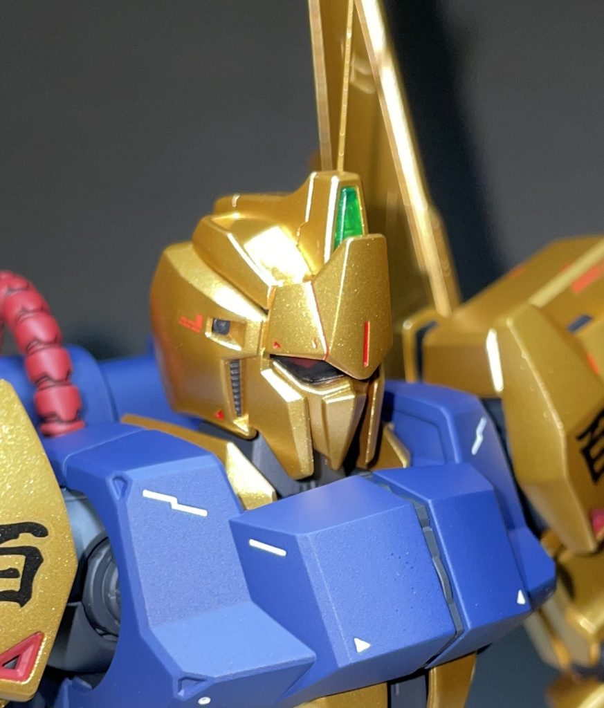 強く光を当てるとデュアルアイが反射して赤く見えるようにしてあります。バイザーはクリアーブラック、ツインアイはH・アイズ裏にメタルシール貼にて。