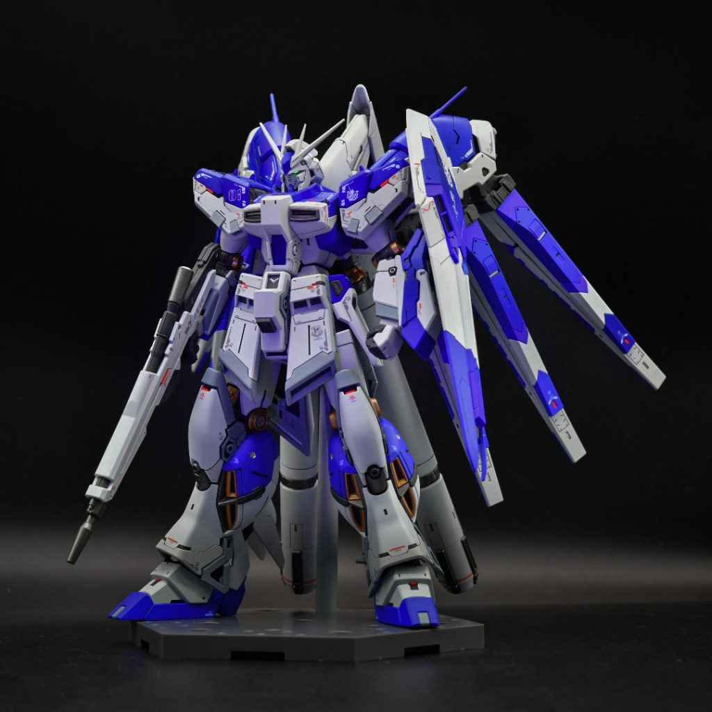 配色は設定のままに、パープル寄りのブルーに調色しました。差し色の水色は主張が強くて浮いていたので、コバルトブルーに変更。