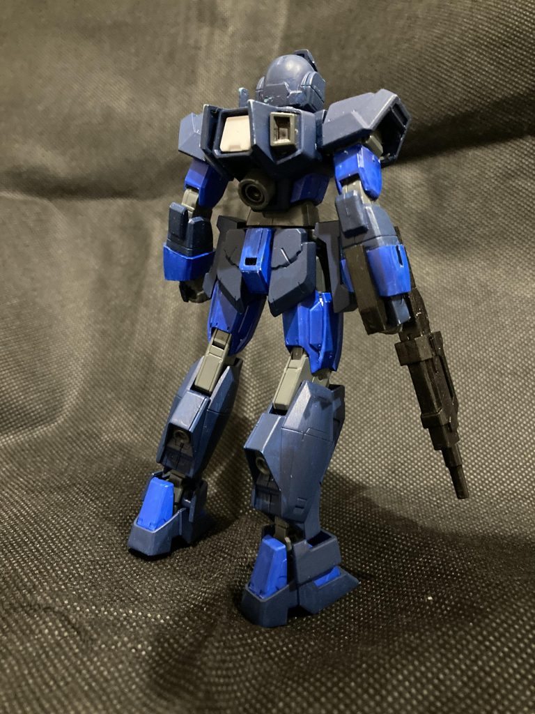 関節強度の向上による運動性の強化に加え、背部にスラスターも増設されており通常仕様に比べ機動性は目に見えて向上している。