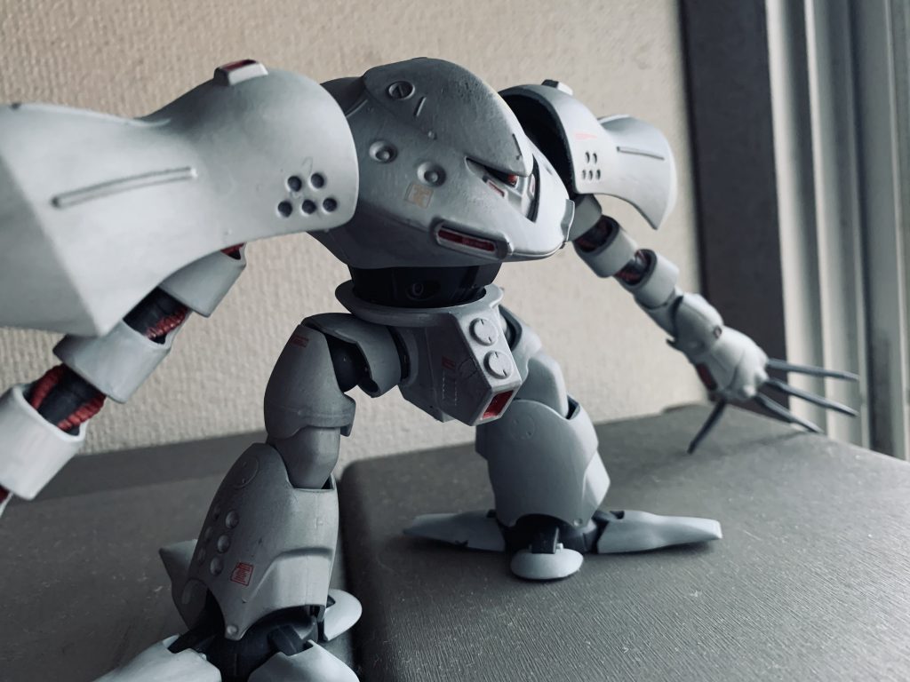 腕が長すぎていつもの仁王立ちが出来なくて困っているところ