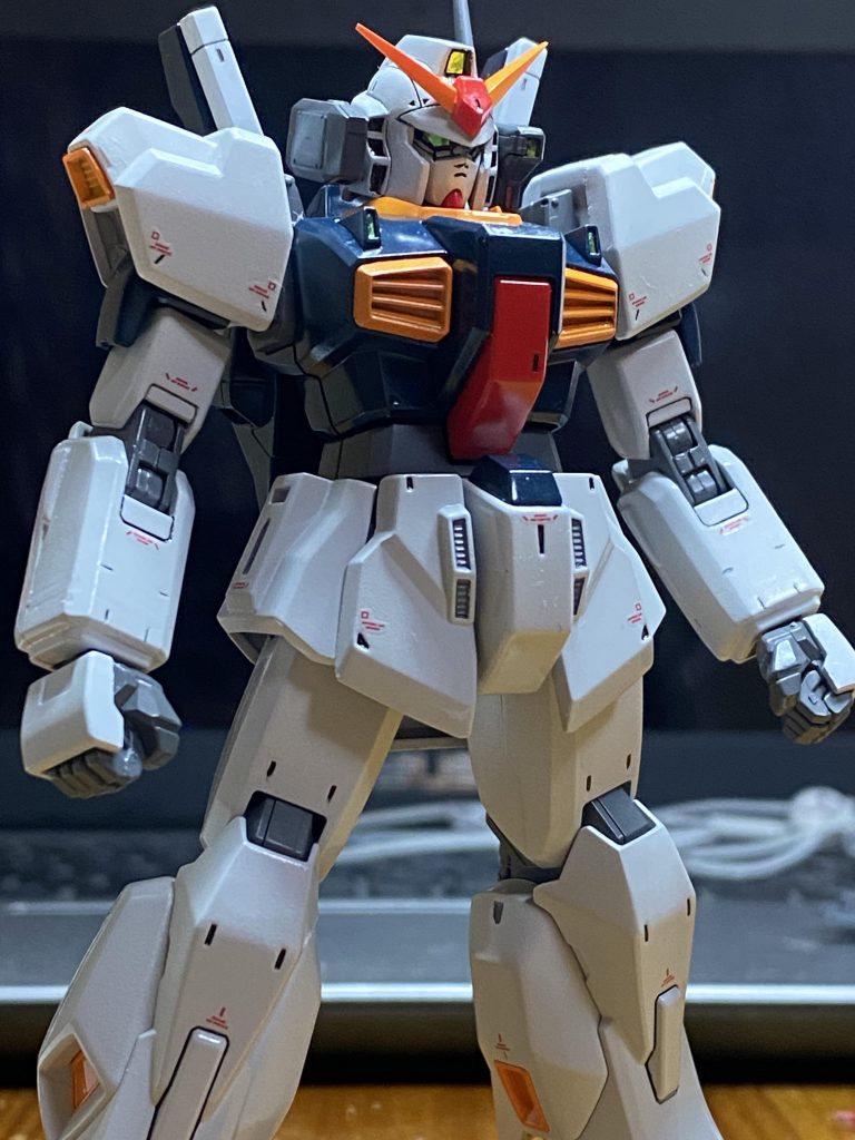 デカール貼り途中です。この時点では顔は良くできたと自画自賛してましたが、完成すると顔が太って見える様になり直そうかどうしようか悩みましたが、結果諦めました。