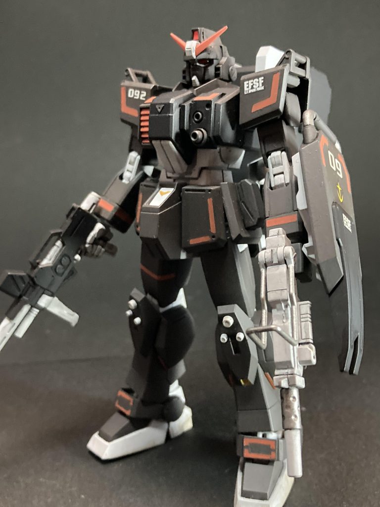 ニュータイプ絶対○すマンです。加工などは無印陸戦と全く同じですが、オレンジのラインも泣きながら筆塗りにしました。よっぽどエアブラシ使いたくなかったんでしょう