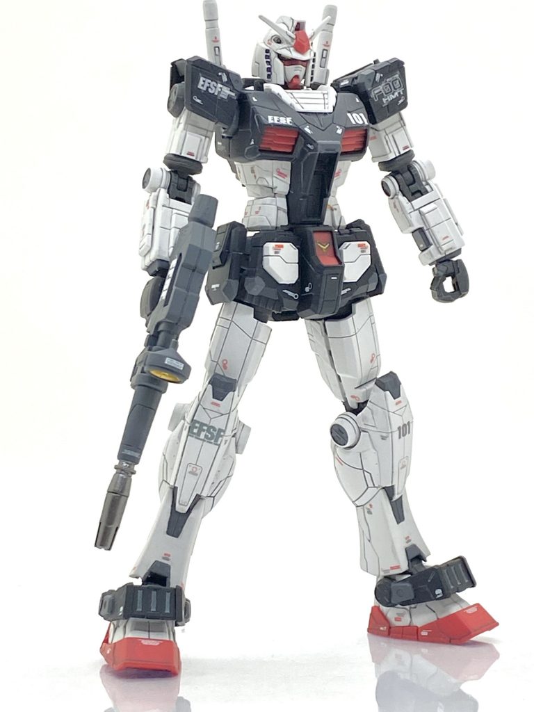 追加装甲付ける前のプロトタイプ風横浜ガンダムです。厳密にはプロトタイプガンダムとだいぶ違うのですが・・・黒、白、赤の色合いと足首カバー正面にスリットがあるだけでかなり雰囲気が出ます。