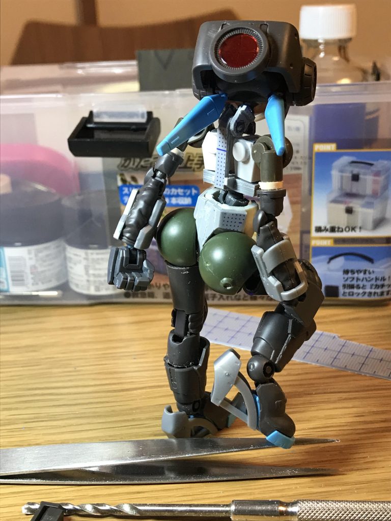 おしりはグリモアレッドベレーの余剰肩パーツです。可動重視で構成したので生体っぽい造形は最初から諦めてます。