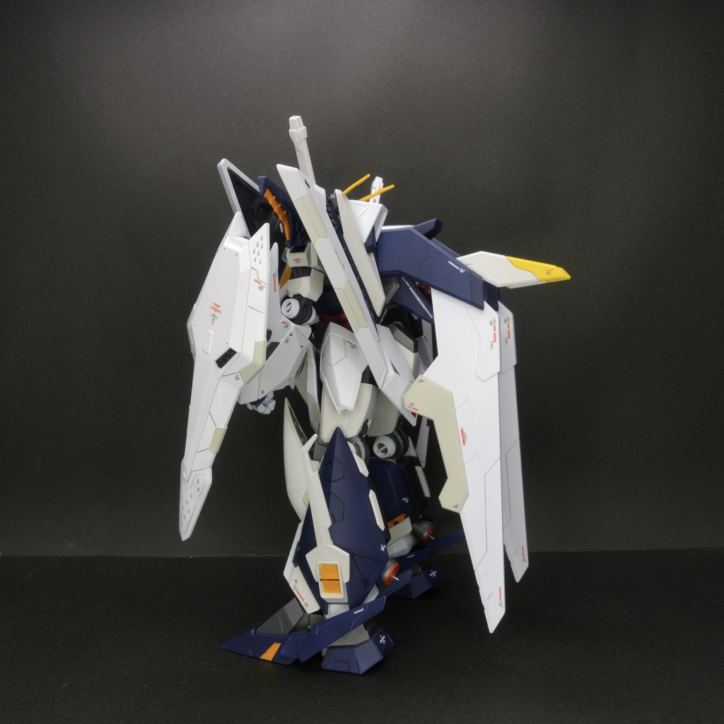 シールドや特徴的な翼もホワイトにグレーを使って塗り分けました。