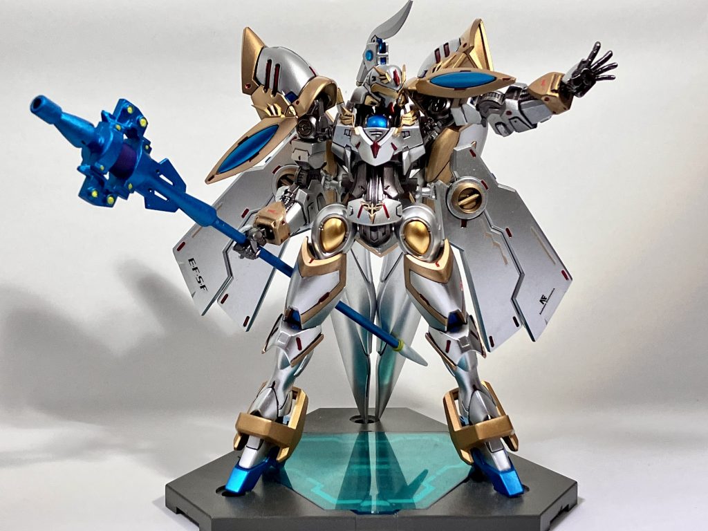 この武器は近接攻撃は勿論、先端部からビームを放つ事も可能