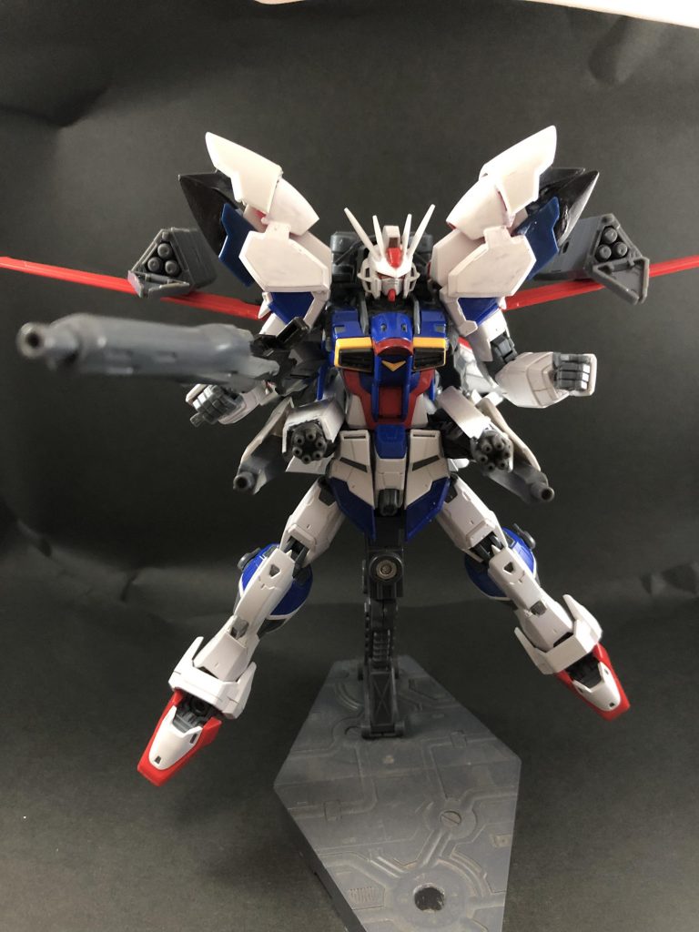 ミサイルを含めて一斉射撃。膝にもミサイルランチャーを内蔵しています。