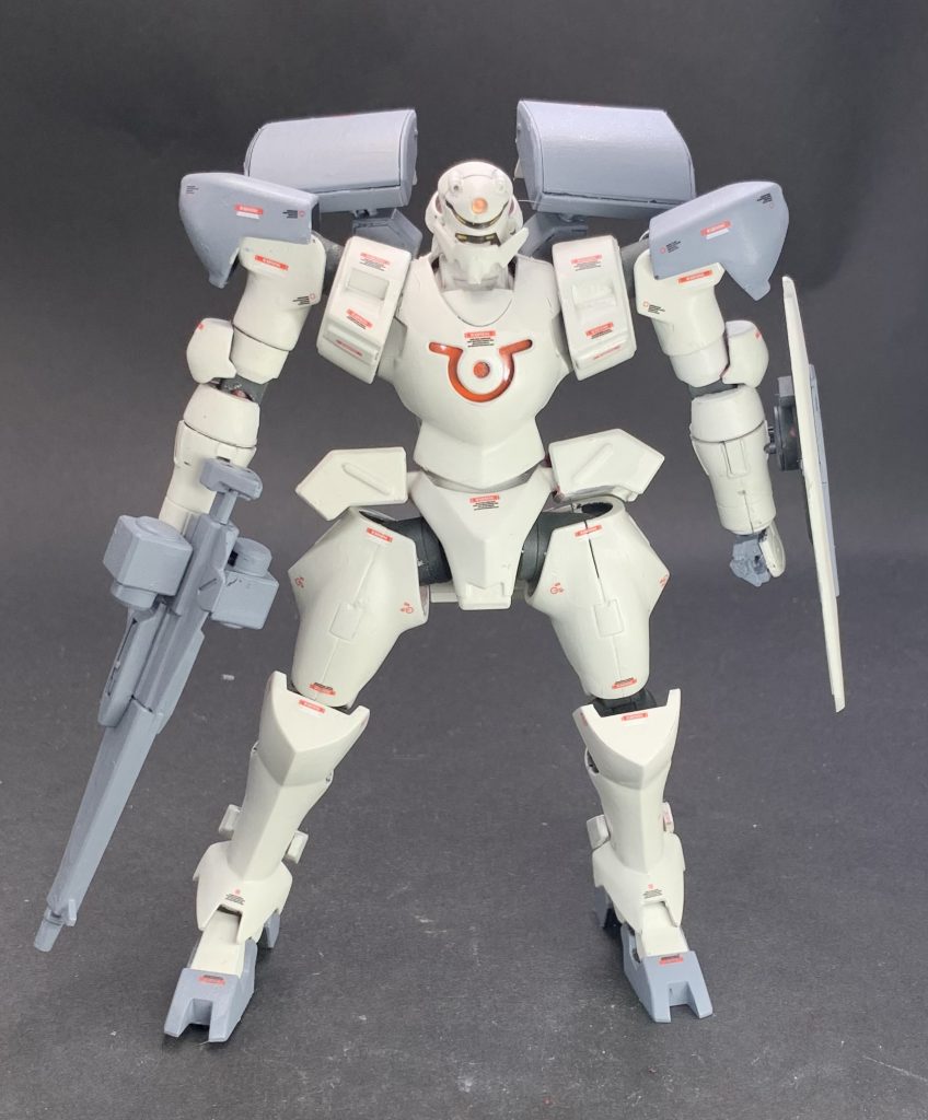 今回使ったホワイトはいつかのエクシアに使ったクレオス311番のベトナム戦争兵器の明細グレー、少しシックな感じも相まっていい感じに仕上がりました。下地はラスキウスの亜麻色を採用し、ライヲンさんイズムを体現した感じになっとります。