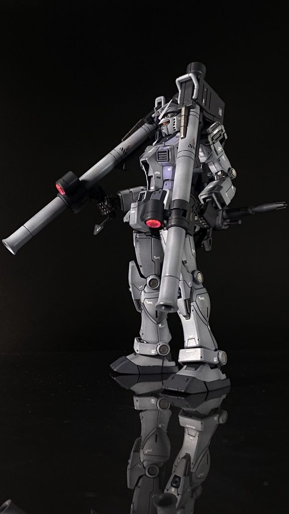 各関節部のにはメタルパーツを貼り付けて、マグネットコーティングを演出。肩部の増設スラスターは後期型のデザインではバズーカを掛け辛いのでデザイン変更しました。