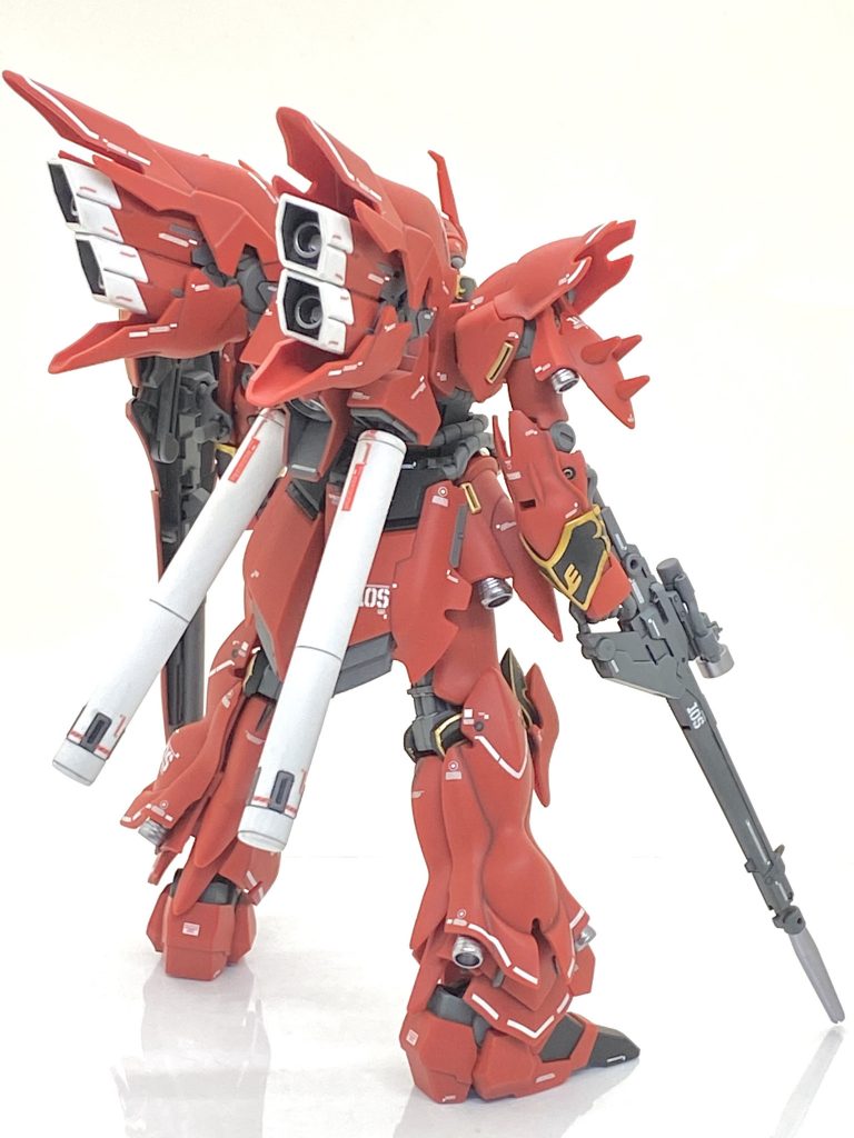 シナンジュと言えば金色のエングレーブでこれが最大の難関であり、今回はオーソドックスなエナメルのふき取りを採択しました。まずは装飾部分を400→600→1000番までのペーパーを掛けて傷が無いかを確認してから最初は(ガイア)スターブライトゴールド、次に(ガイア)EXクリアーを吹いてどちらも丸一日掛けて乾かし、最後にエナメルのブラックを吹きました。希釈の割合はスターブライトゴールドはシンナー3に塗料1、EXクリアーは1対1、エナメルのブラックはシンナー2に塗料1の割合です。ブラックを丸一日掛けて乾かした後に模型用の綿棒とハイキューのデカールスクイジーを使って金色の部分を拭き取るのですが・・・シナンジュは奥まったと所にまで装飾があるからふき取りが非常に大変で先が細いデカールスクイジーでも他の箇所まで塗料を落としてしまい、このやり方はリタッチ前提で考えた方がいいです。水性やエナメルでリタッチしますと筆ムラが消せないと思う方が多いと思うのですが・・・今回は秘密兵器としてハセガワのセラミックコンパウントを使って筆ムラを軽くこすり、段差を消しています。セラミックコンパウントは水溶性なのでエナメルやアクリルにも強くこすらない限りは奇麗に擦る事が出来て、上からつや消し吹きますと筆ムラはかなりわかりにくくなります