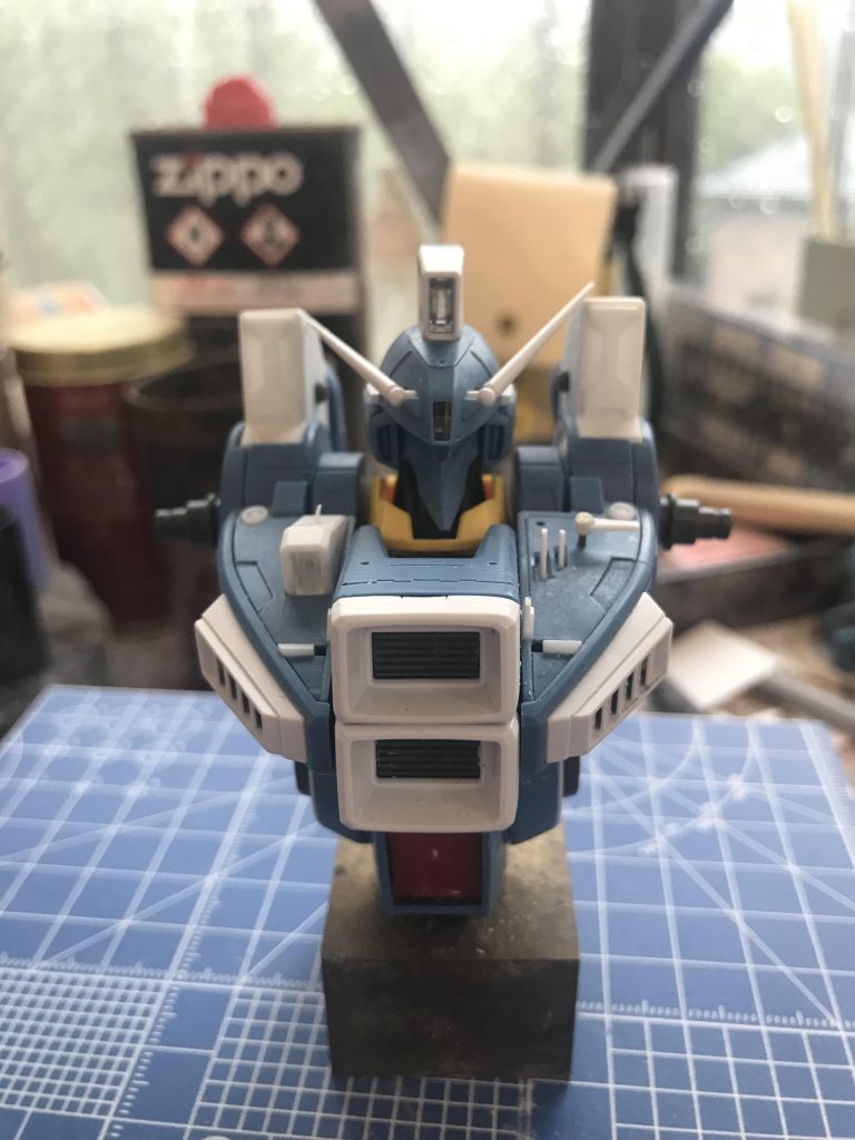 センサー類とアンテナはプラ板などで自作して、シールドブースター取り付け部もスクラッチしています。