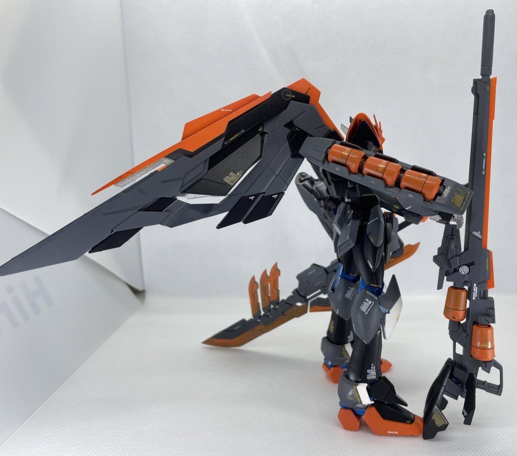 右側の写真。これ翼重いのよ！これ以上翼を上に上げると後ろに倒れちゃうのよ！ver.kaって股間に台座の穴が無いから大変。