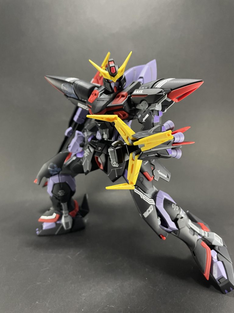 少しスジボリをし、薄めた白色のエナメル塗料で墨入れをしています😄