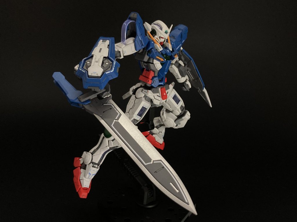 GNソードのポージングです！GNソードの刃の部分は、個人的にお気に入りの塗料のガイアノーツのスターブライトシルバーで金属表現をしています。