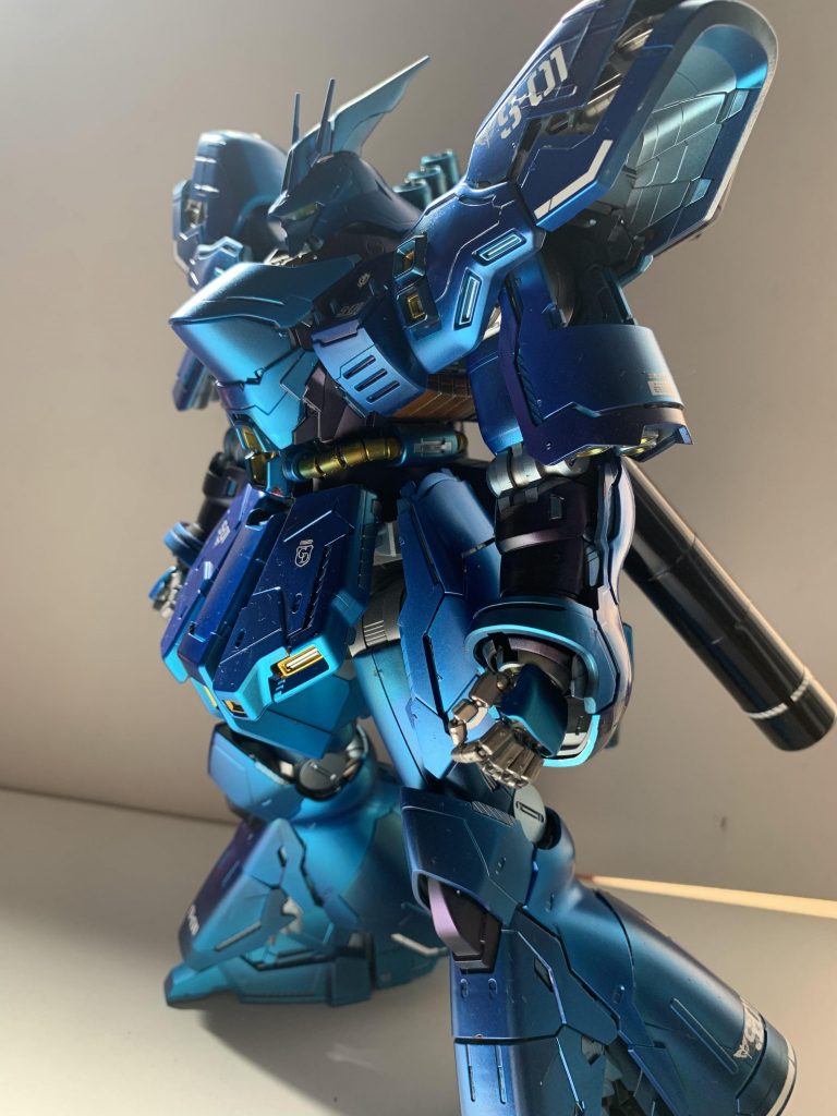 全体シルバーからのクリアブルーです。フレームはスターブライトシルバー、黄色部分はスターブライトゴールド。バックパック、一部装甲にはプリズムブルーブラック。黄色に色が跳ねちゃったので、全体的に再度クリアブルー吹き付けて緑っぽくしました。汚いはスルーで…