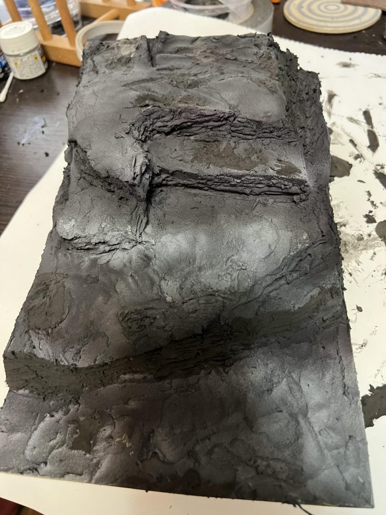 ダイソーの石膏粘度を塗りたくってサフで塗装約40分の作業。