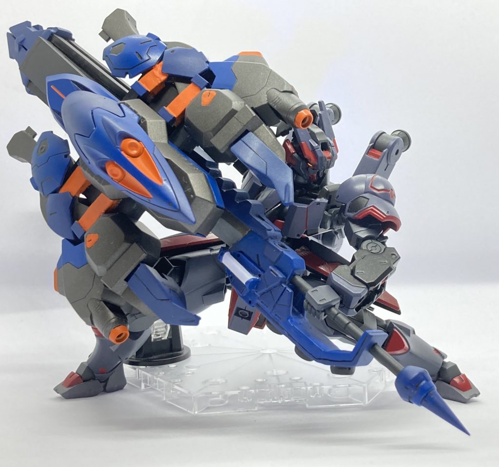 チャージアックスを語る上で欠かせない要素｢チャージ｣この変形機構結構難しかったのか、これをやっていた人を発見できなかったので、この部分は独自解釈してスライド出来るようにしました。資料が少なすぎてこの部分を作るのにすごく時間を使いました😅変形機構自体はダンボールでチャージアックスを作った人がいたのでそちらを参考にしつつ、アレンジを加えながら制作しました。チャージアックスと言えばこのポーズですので、この構えが出来るように機体そのものを変えて可動域を確保したり自分でゲーム内で撮った写真とにらめっこしながらパーツを弄ったり…大変でしたがとても楽しい作業でした(*^^*)