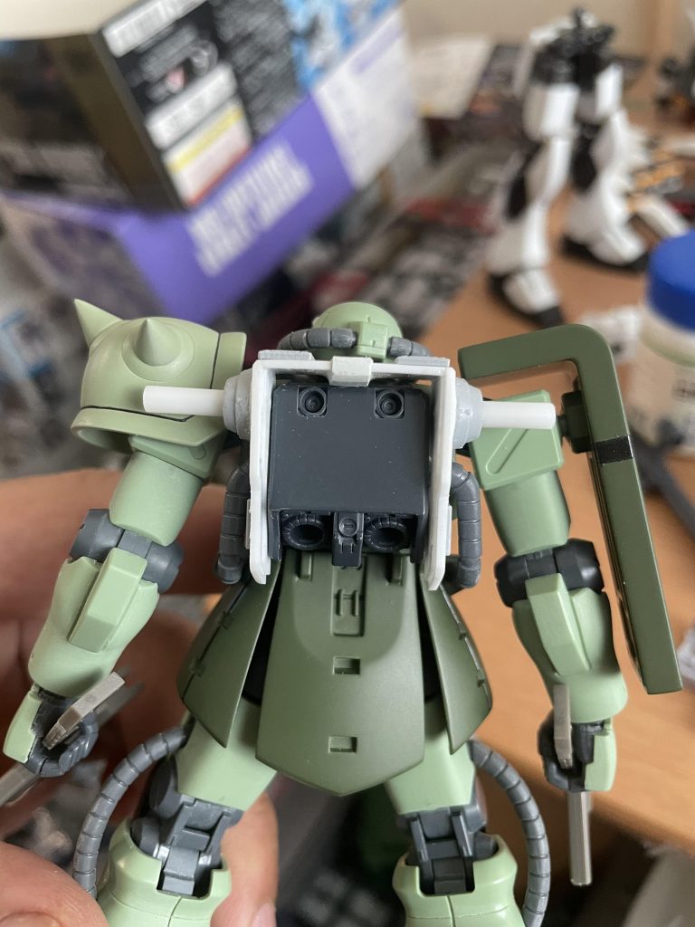 プラ板で枠を組んだらバンダイのカスタムパーツでデコレーションしてスパイクの基部にパテを押し込んで3ミリ軸を差し込むような作りです。