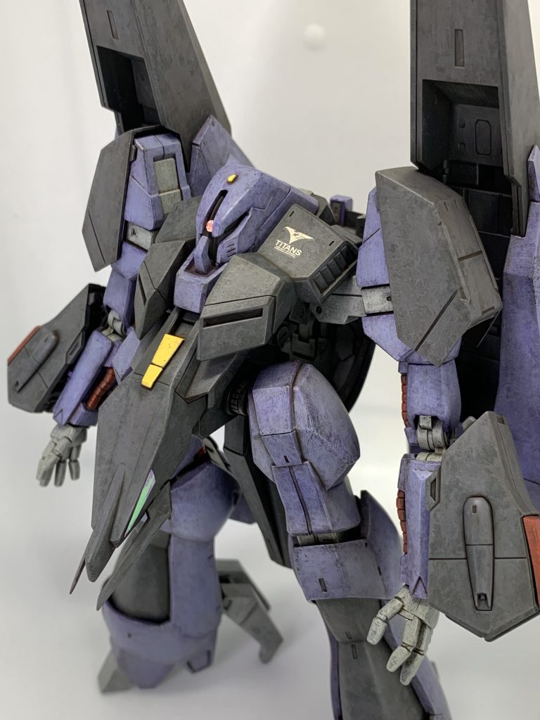 下地は水性サフのブラックとグレー混色をイージペインター。そこに下地を活かしながら水性ホビーカラー2色を重ね塗りしています。