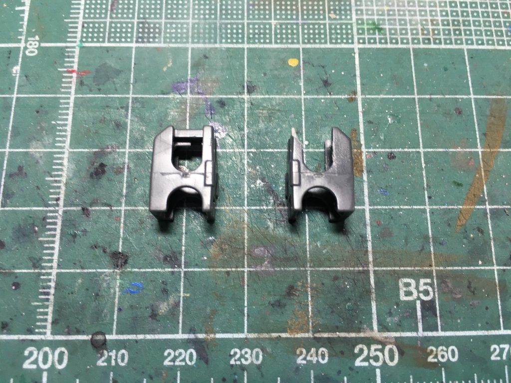 　膝関節は下からポリキャップを入れてから太腿で挟み込む構造の為、後ハメ加工が必要です。上部のプレート部分を切り飛ばして中を削り、ポリキャップが通せるクリアランスを確保して後ハメ化しています。