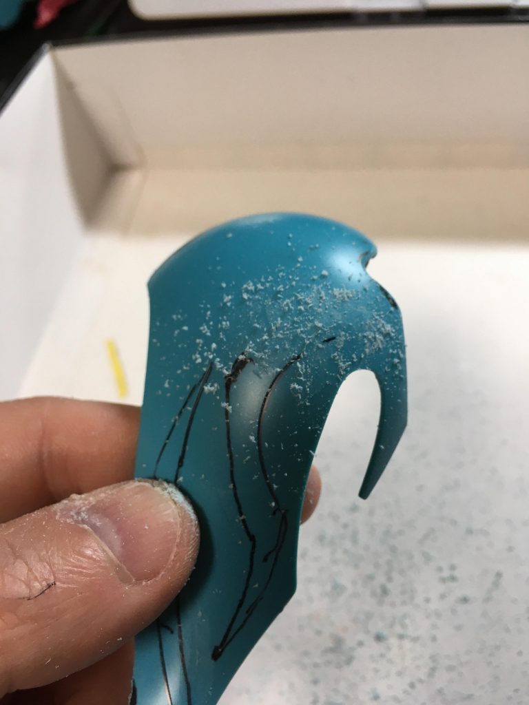 ピンクで塗った部分は新たにデザインするために不要な部分は消しちゃいました。