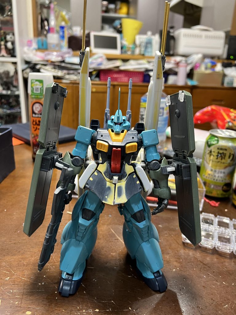 なんとかカタチになってきました。自立しているのではなく、グライバインダーで支えて立ってます。