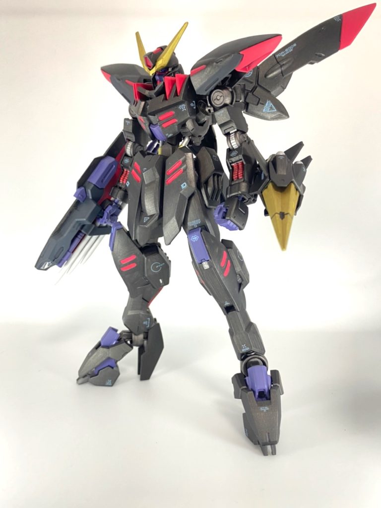 【正面】今回も筆塗り全塗装で黒鉄色のつや消し仕上げに挑戦しています。ミラージュコロイドを鉄血世界観に寄せた渋めの仕上がりになったかと思います。