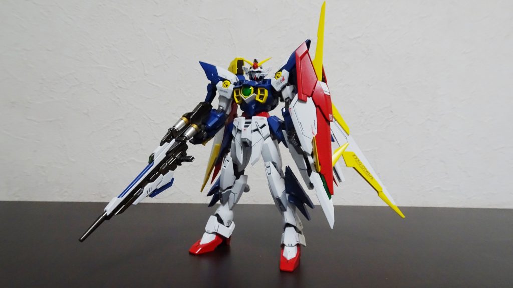 本来シールドは青なのですが、ベース機と同じく赤で塗装しました。ライフルも色分け。