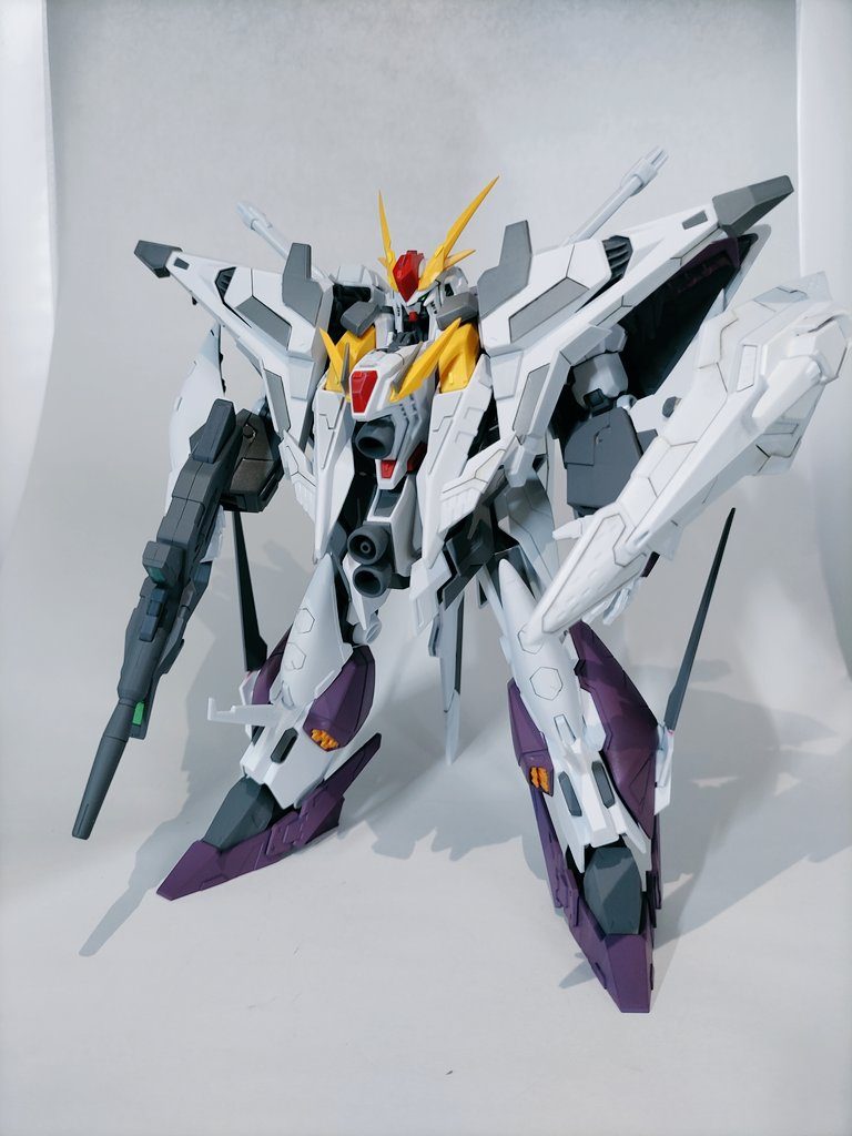 各部スラスター増設、プラ板によるディテールアップ、スジボリ、腕は自分好みにスクラッチしたものに変えました。