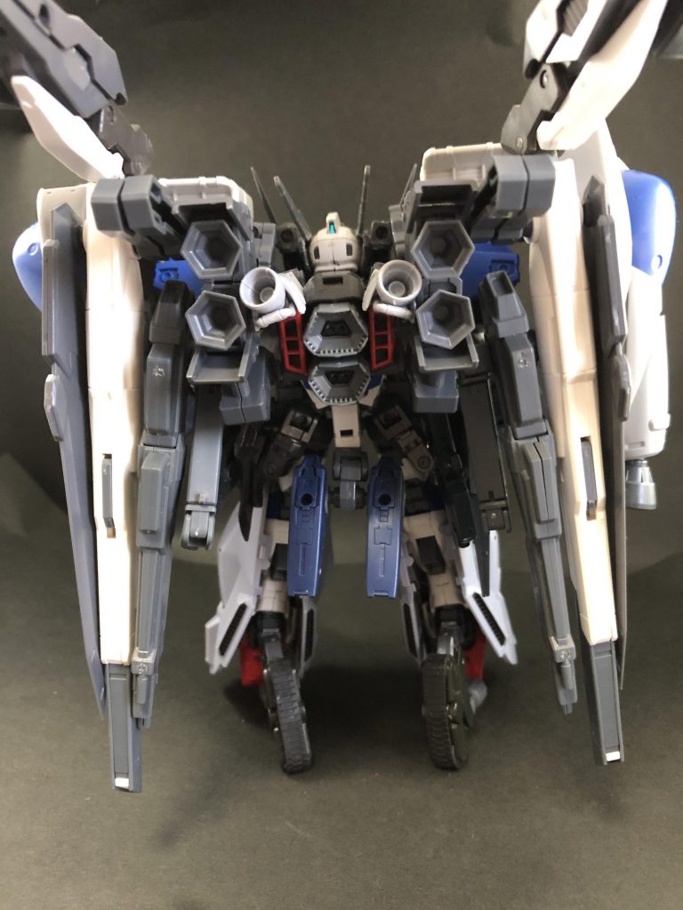 背面。もう少しバーニアを盛るつもりでしたがジャンクパーツに良さげなものがなく断念。