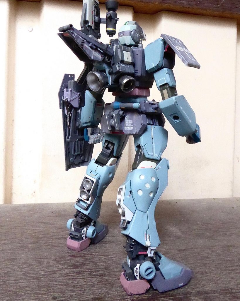 脚部はリヴァイブガンダム をベースにGM/GMの足を前後で切断したものをプラ板で3ミリ延長して大型化しております。